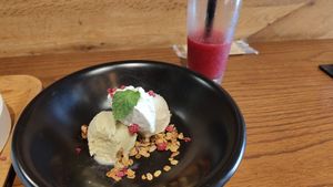 Ice cream and be beautiful smoothie at Optimus Cafe in Osaka