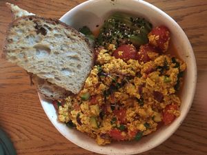 Тофу скрембл at Tsiniki in Moscow