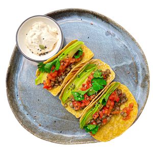 Тако с зеленой чечевицей и авокадо at Tsiniki in Moscow