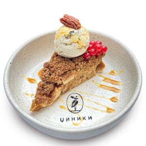 Теплый яблочный тарт с мороженым at Tsiniki in Moscow