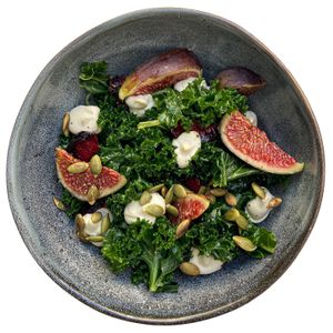 Салат с инжиром и кейлом at Tsiniki in Moscow