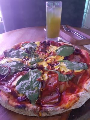 Пицца с сейтаном и лимонад с тархуном at Tsiniki in Moscow