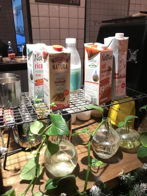 Milk options (non-dairy and dairy) at Tsiniki in Moscow