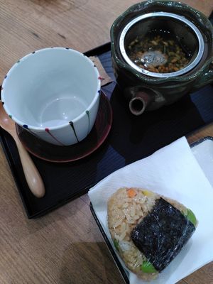 Vegan onigiri and Japanse tea at Japonia in Barcelona