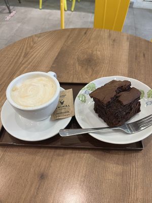 Coffee with soymilk and vegan brownie  at Japonia in Barcelona