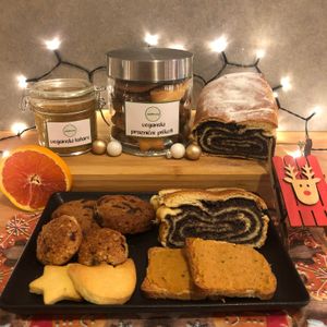 Veganski praznični darilni paket, sestavljen iz veganskega tatarca, prazničnih piškotov in makove potice at Vanderveg in Ljubljana