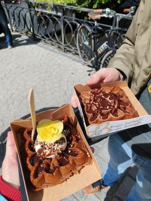 Chocolate Lady and plain waffle with chocolate sauce at Otto Waffle Atelier in Bruges