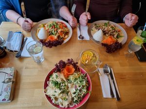 ❗️ die beiden hinteren Gerichte sind mit Fleisch. Nur das vordere ist vegan :-) at Nón Café et Cuisine in Siegen