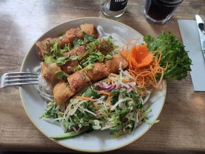 Frühlingsrollen auf Reisnudeln mit Salat und frischem, leichten Dressing at Nón Café et Cuisine in Siegen