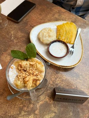 "Mango Sticky Rice" und "Gebackene Banane mit Kokostapioka" at Nón Café et Cuisine in Siegen