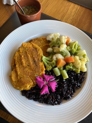 Arroz negro, hambúrguer de grão de bico, legumes no vapor e lentilha ensopada at Seven Gourmet in Gramado