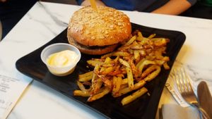 Burger galaxie au champignon Portobello at Copper Branch - Cours Charlemagne in Lyon