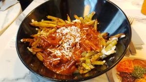 Poutine (maxi) avec sauce aux champignons cremini at Copper Branch - Cours Charlemagne in Lyon