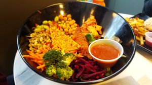 Bol Fusion asiatique avec tempeh et nouilles de konjac at Copper Branch - Cours Charlemagne in Lyon