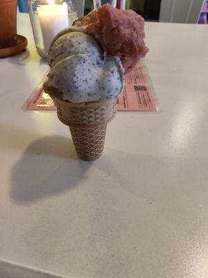 Marzipan-poppyseed ice cream at FREDO in Leipzig
