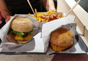 Vacon cheese fries and burgers at Fantastic V in Madrid