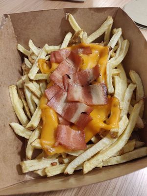 Fries with vegan cheese and bacon at Fantastic V in Madrid