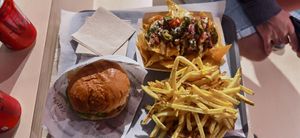 Vurger and Nachos with Cheese and "Pulled Pork" 😍 at Fantastic V in Madrid