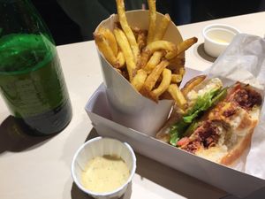 Damn good burger and beer at Fantastic V in Madrid