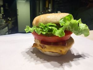 Super good burger at Fantastic V in Madrid