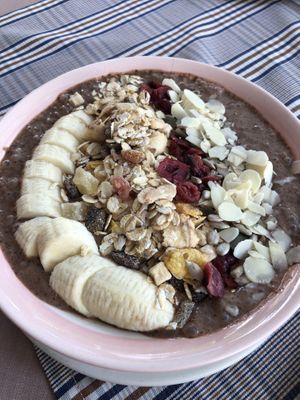 chocolate smoothie bowl at DD Hut in Koh Tao