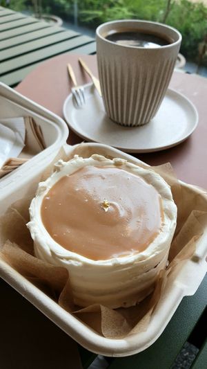 Salted caramel cake at Food Does Matter 푸드더즈매터 in Seoul