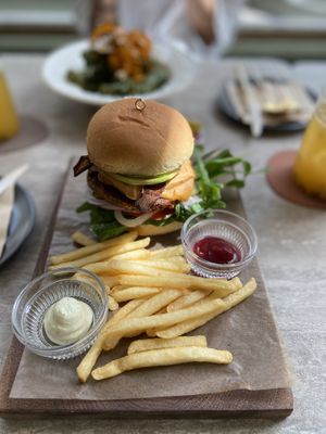 Beautiful, I had the chipotle sauce hamburger, sooooo tasty 😋  at Food Does Matter 푸드더즈매터 in Seoul