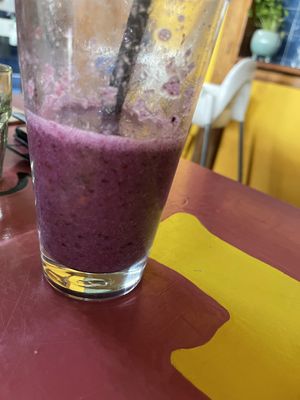 Mixed berry and banana smoothie at Fat Dog in Rotorua