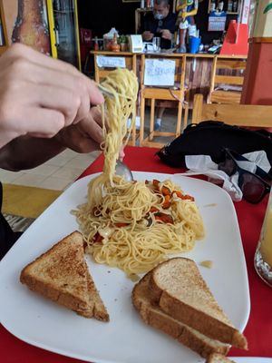 Garlic spaghetti, not al dente but ok at Restobar Balú in Quepos