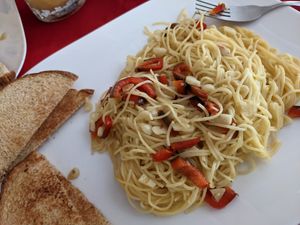 Garlic spaghetti, they added paprika at Restobar Balú in Quepos