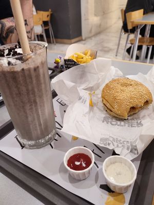 Kid's menu with an Oreo milkshake at Mother Burger - Saldanha in Lisbon