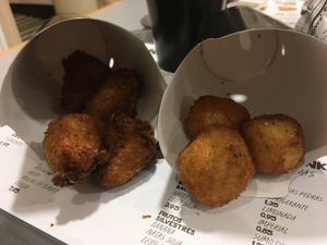 Cheese balls and hot (not)chicken wigs (from  right to left) at Mother Burger - Saldanha in Lisbon