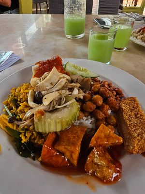 Breakfast buffet and fresh juice at Dayang Cafe in Langkawi
