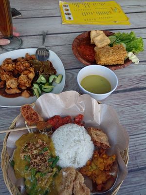 Tahu and tempeh goreng, syokan and nasi campur at Vegi House in Singaraja