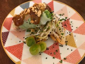 Feuille de riz farcie aux tagliatelles de riz, tofu et légumes de saison sur sa sauce teriyaki et chou-fleur aigre doux.  at Ventre Content in Liege