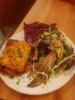 Lasagna with salad at Ventre Content in Liege
