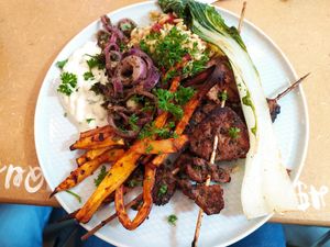 Kebabs with labneh at Ventre Content in Liege
