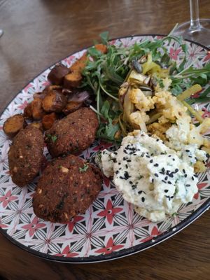 2nd course falafel at Ventre Content in Liege