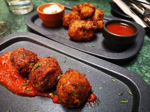 Starters: mushroom croquettes & cauliflower wings at The Green Affair - Chiado in Lisbon