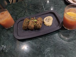 Entrada croquetes de espinafres com mostarda / Sumos do dia at The Green Affair - Chiado in Lisbon