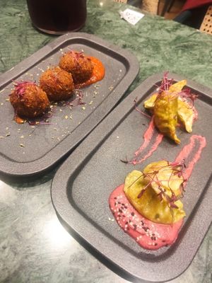 Bolinho de alheira (incrível!) e guioza de legumes at The Green Affair - Chiado in Lisbon