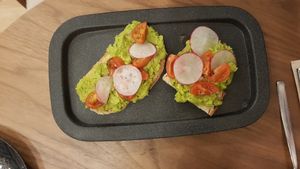 Avocado-Toast als Vorspeise at The Green Affair - Chiado in Lisbon