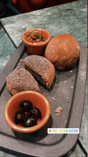 Couvert com azeitonas e hummus - delicioso  at The Green Affair - Chiado in Lisbon