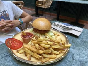 Vegan hamburger met frietjes  at The Green Affair - Chiado in Lisbon