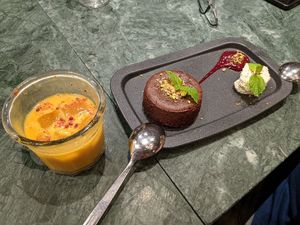 Schokokuchen und Mangowango at The Green Affair - Chiado in Lisbon