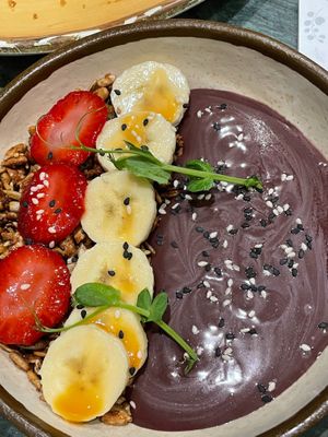 Chia bowl with granola and fruit at The Green Affair - Chiado in Lisbon