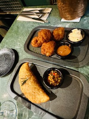 Seitan-Empanada und Cauliflower-Wings   at The Green Affair - Chiado in Lisbon