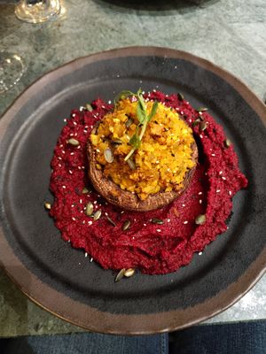 Portobello with hummus at The Green Affair - Chiado in Lisbon