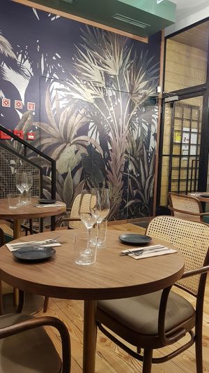 Vorderer Sitzbereich. Das Lokal geht oben noch weiter at The Green Affair - Chiado in Lisbon