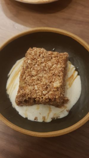 Crumble mit English Sauce at The Green Affair - Chiado in Lisbon